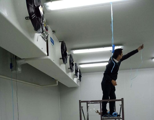 工人們正在安裝冷風機