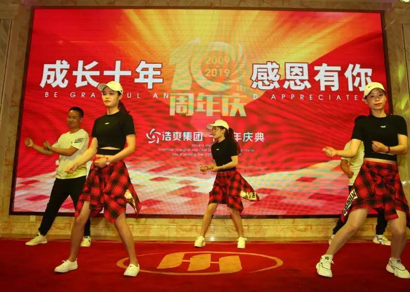 圖示：浩爽員工在表演舞蹈《失戀陣線聯盟》