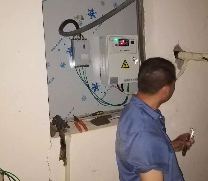 圖為安裝師傅正在調試組機控制箱