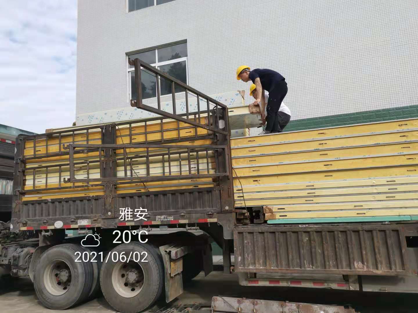 圖為浩爽工人正在卸庫板