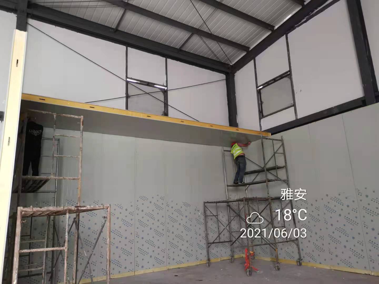 圖為浩爽工人正在搭建庫板