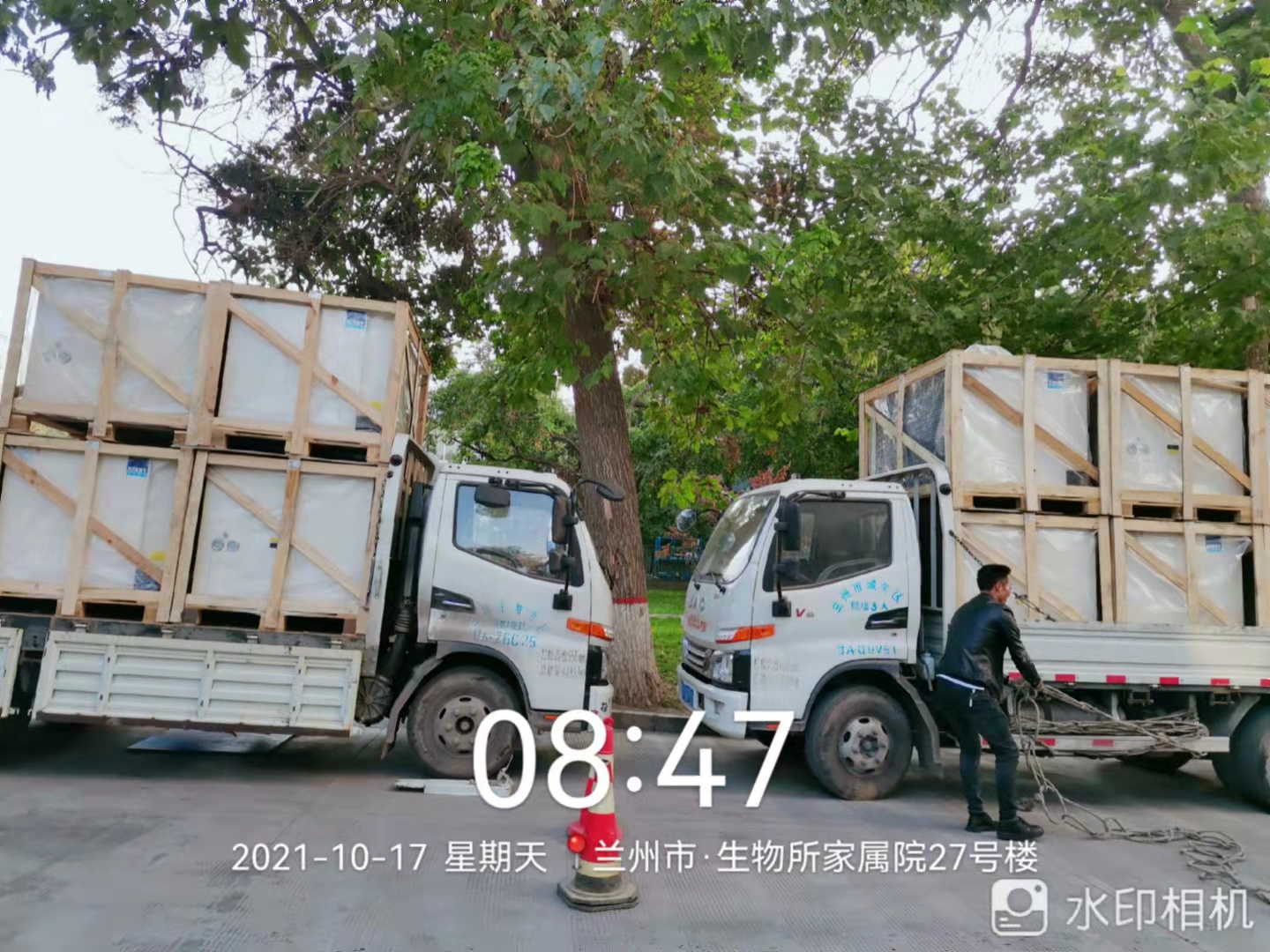 圖為正在卸機組
