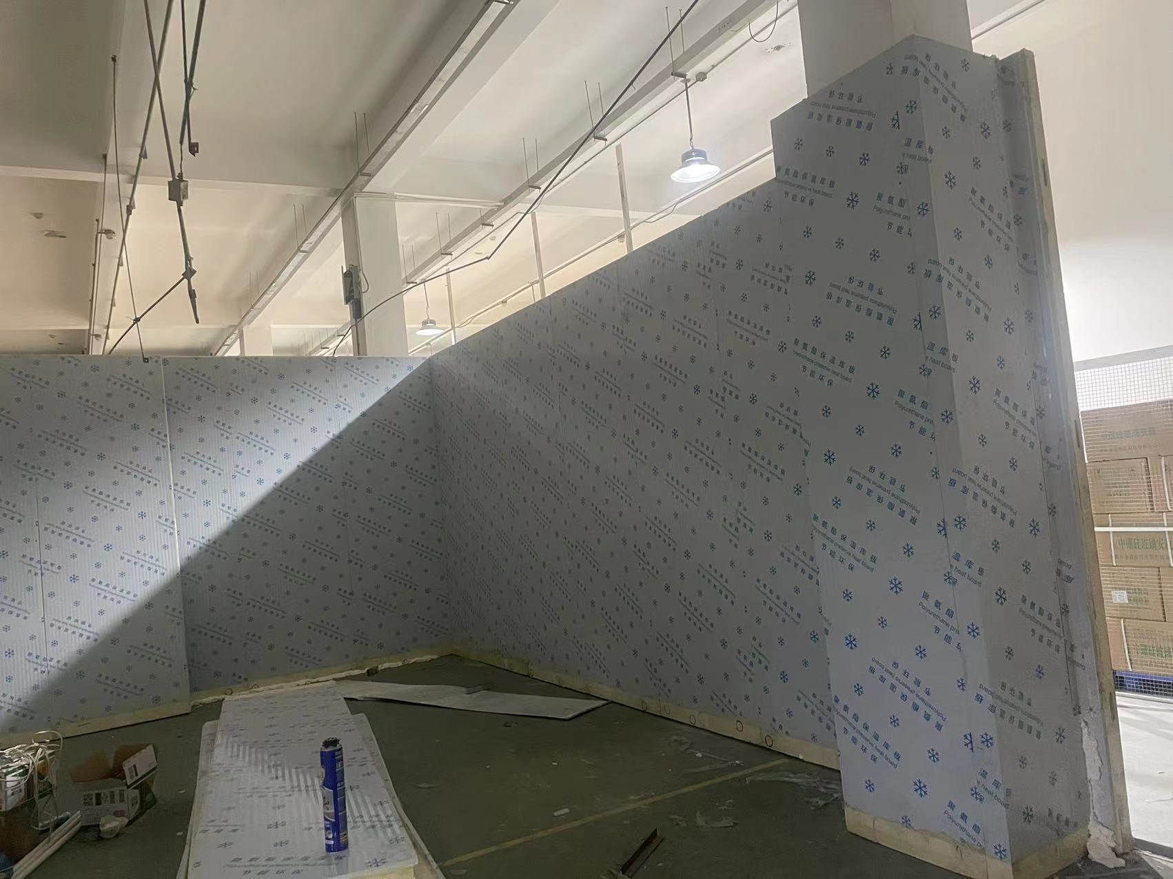 圖為冷庫庫板搭建中