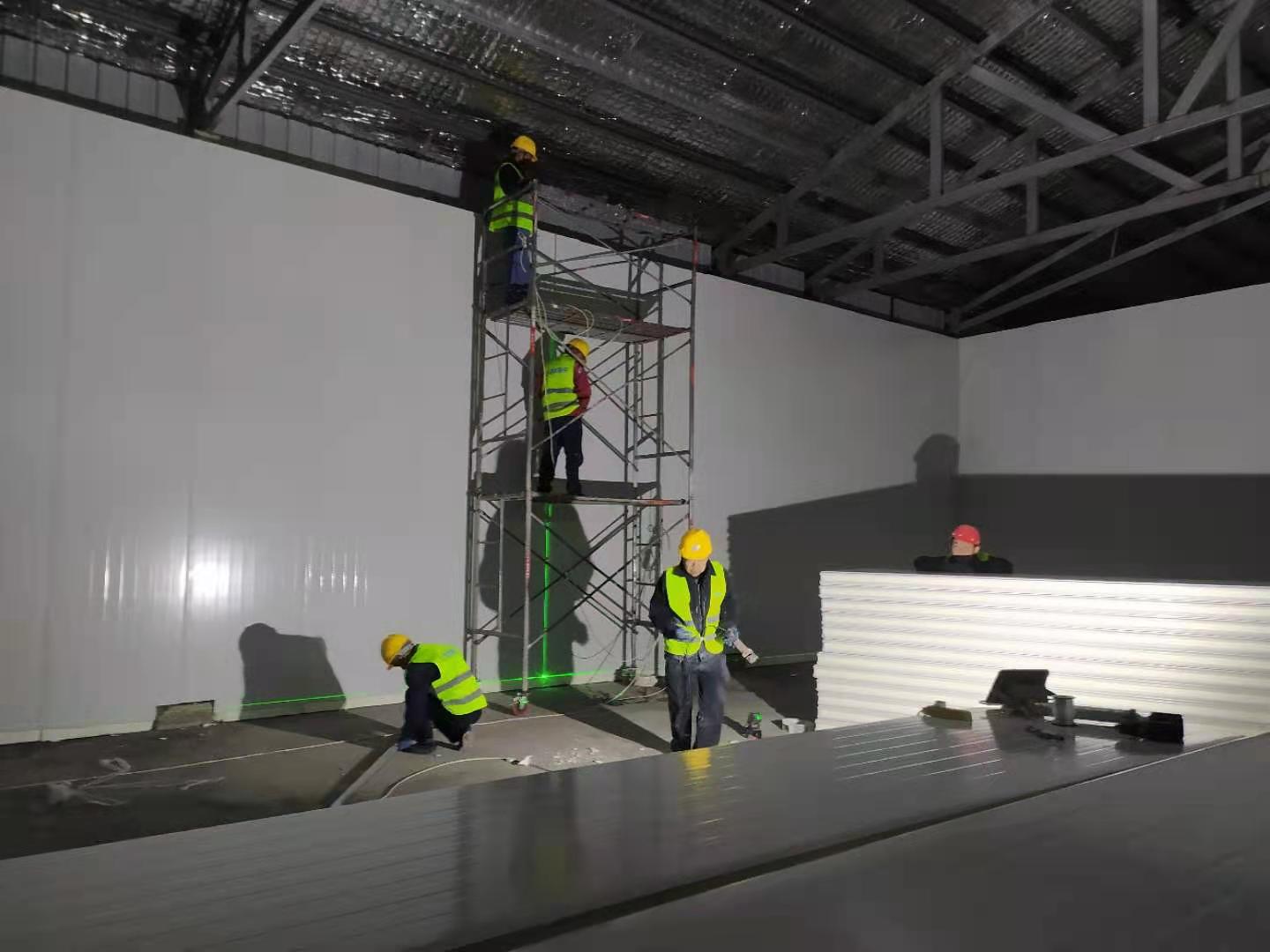 圖為浩爽工人正在搭建庫(kù)板