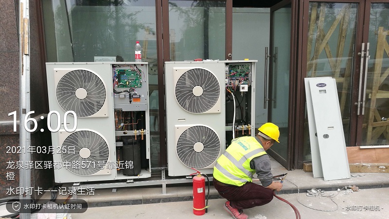 圖為浩爽工人正在安裝壓縮機組
