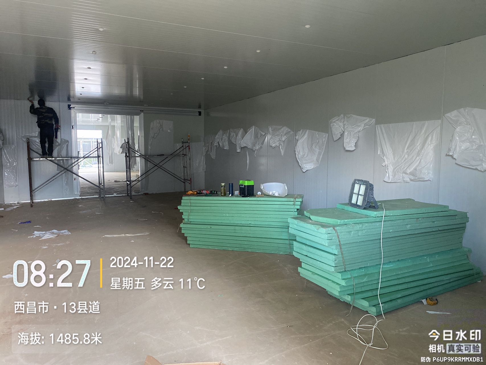 圖為浩爽工人正在頂板處理細節(jié)